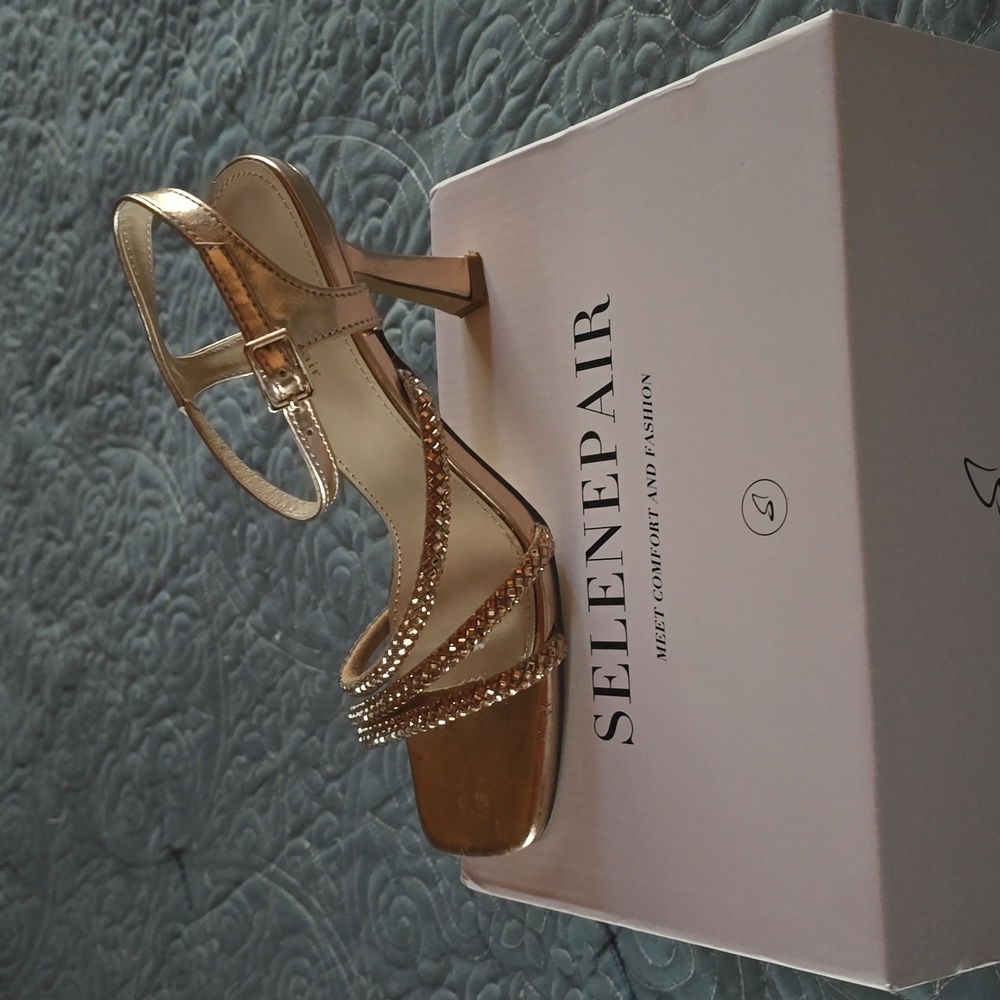 Heel sandals,dark gold.